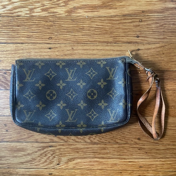 Louis Vuitton Pochette wristlet . - Picture 4 of 6